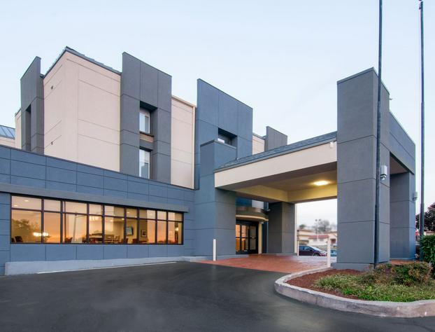 Holiday Inn Express Hotel & Suites Spence Lane, an IHG Hotel hotel detail image 3