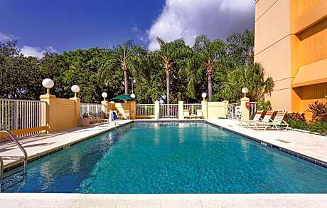 La Quinta Inn & Suites by Wyndham Miami Airport East hotel hero
