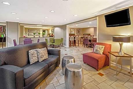 La Quinta Inn & Suites by Wyndham Miami Airport East hotel detail image 3