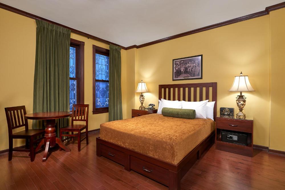 Hotel Apache hotel hero