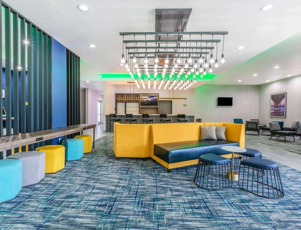 La Quinta Inn & Suites by Wyndham Galveston West Seawall hotel detail image 4